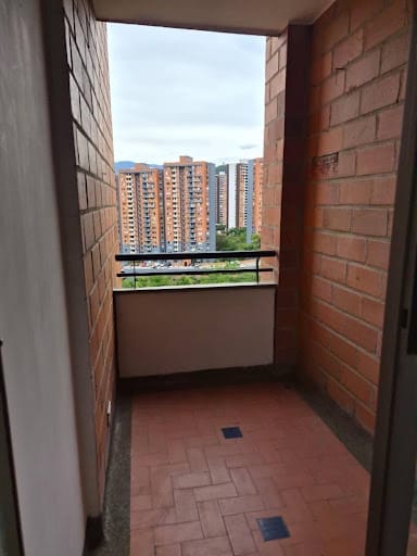 Apartamento de 3 alcobas en arriendo en Loma De Los Bernal, Medellín, 140 m² · foto 8 de 24
