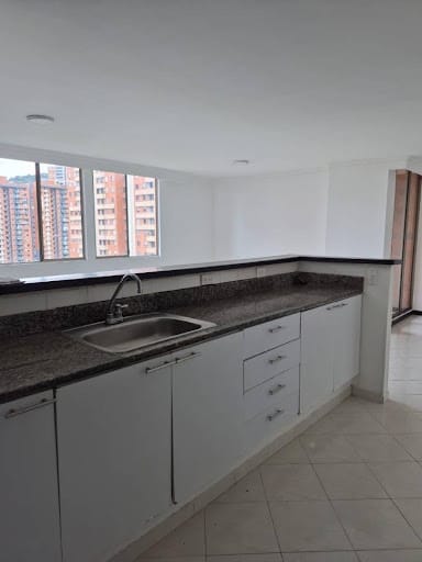 Apartamento de 3 alcobas en arriendo en Loma De Los Bernal, Medellín, 140 m² · foto 10 de 24