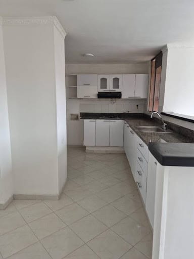 Apartamento de 3 alcobas en arriendo en Loma De Los Bernal, Medellín, 140 m² · foto 12 de 24