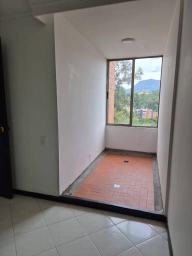 Apartamento de 3 alcobas en arriendo en Loma De Los Bernal, Medellín, 140 m² · foto 19 de 24