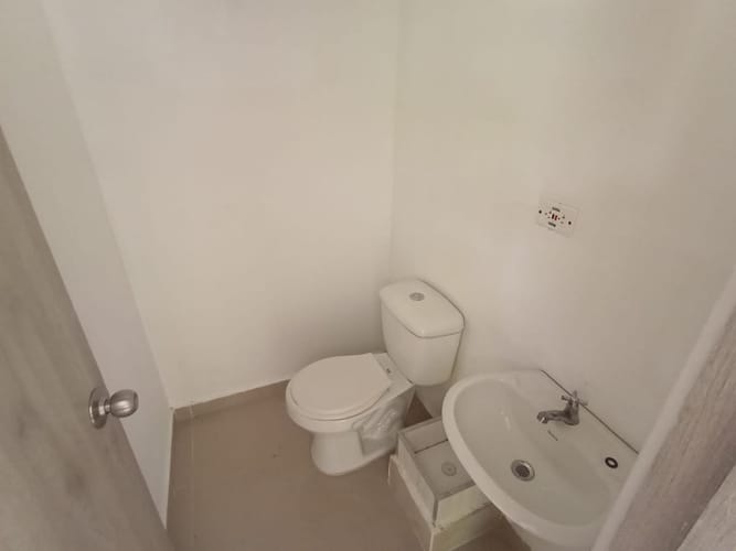 Local en arriendo en La America, Medellín, 18 m² · foto 10 de 11
