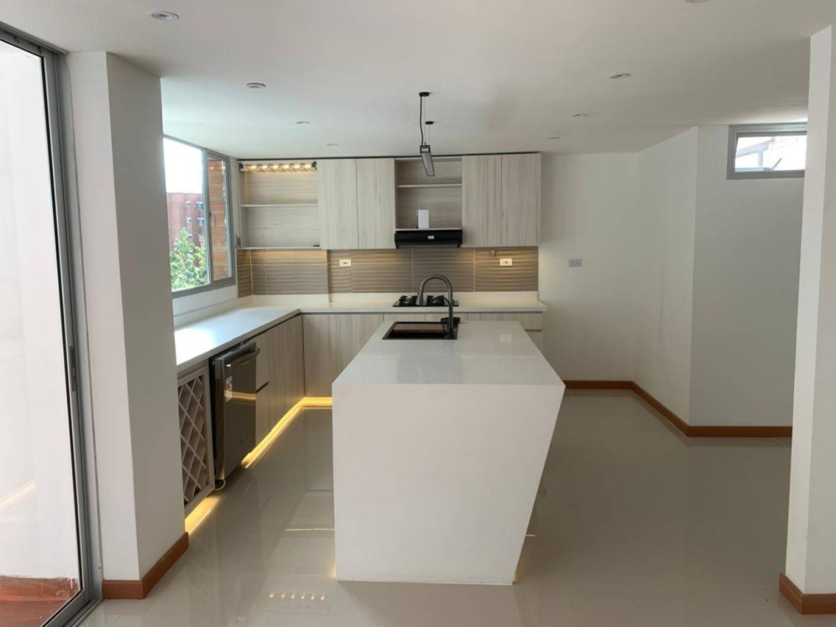 Apartamento en venta en Altos Del Poblado, Medellín · foto 5 de 24