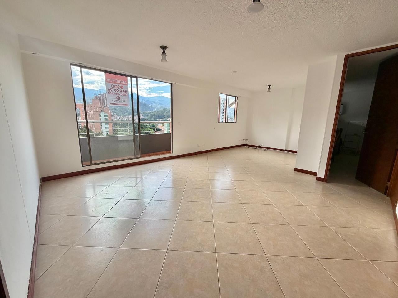 Apartamento de 3 habitaciones en arriendo en Loma de los Bernal, Medellín — imagen 1 de 16