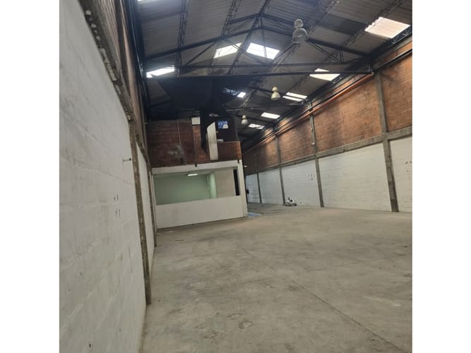 Bodega en arriendo en El Chagualo, Medellín, 500 m² · foto 3 de 10