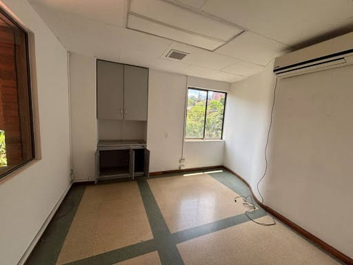 Consultorio en arriendo en Prado, Medellín, 31 m² · foto 3 de 10