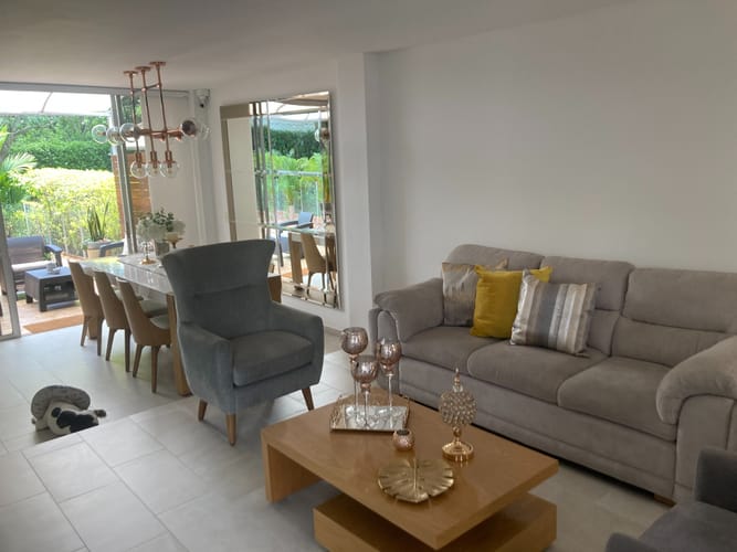 Casa de 4 alcobas en venta en Cr. Los Arroyuelos, Ibagué, 220 m² · foto 2 de 15