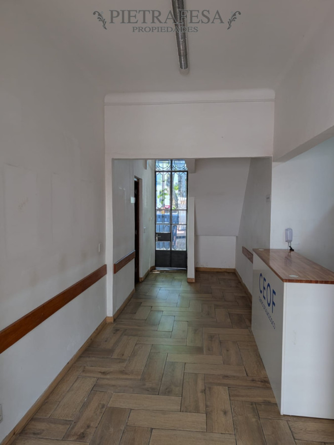 Gran casa en alquiler, 4 dormitorios, 2 baños, patio con parrillero, cochera. La Blanqueada. · Foto 2
