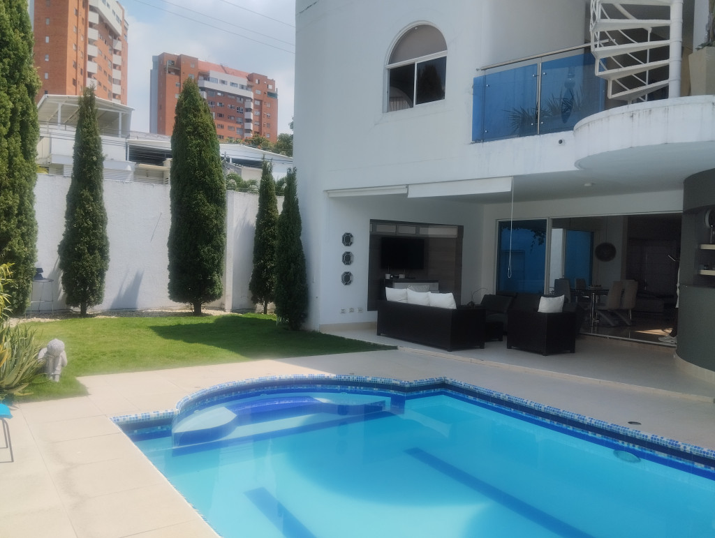 Casa de 5 habitaciones en arriendo en Ciudad Jardin, Cali — imagen 1 de 30