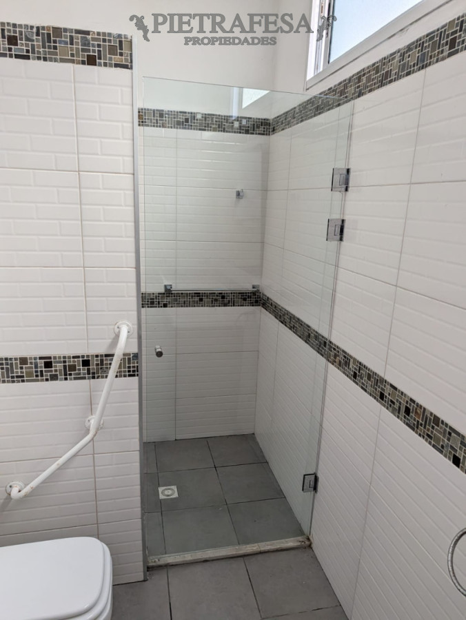 Gran casa en alquiler, 4 dormitorios, 2 baños, patio con parrillero, cochera. La Blanqueada. · Foto 6