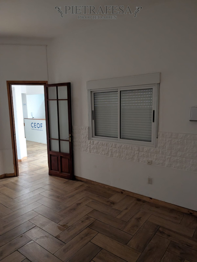 Gran casa en alquiler, 4 dormitorios, 2 baños, patio con parrillero, cochera. La Blanqueada. · Foto 7