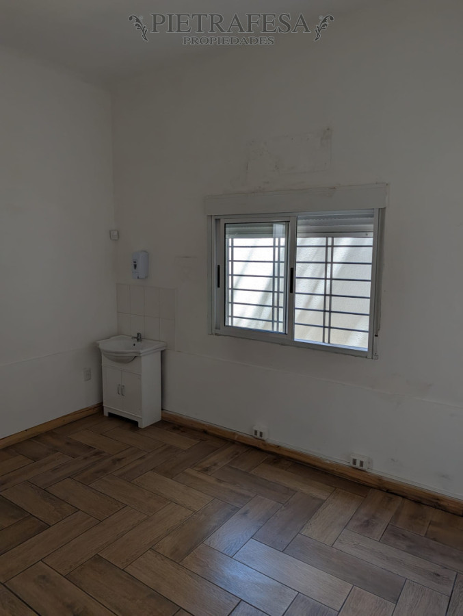 Gran casa en alquiler, 4 dormitorios, 2 baños, patio con parrillero, cochera. La Blanqueada. · Foto 9