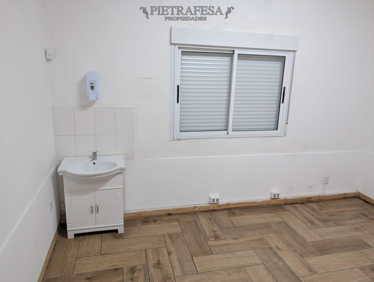 Gran casa en alquiler, 4 dormitorios, 2 baños, patio con parrillero, cochera. La Blanqueada. · Foto 11
