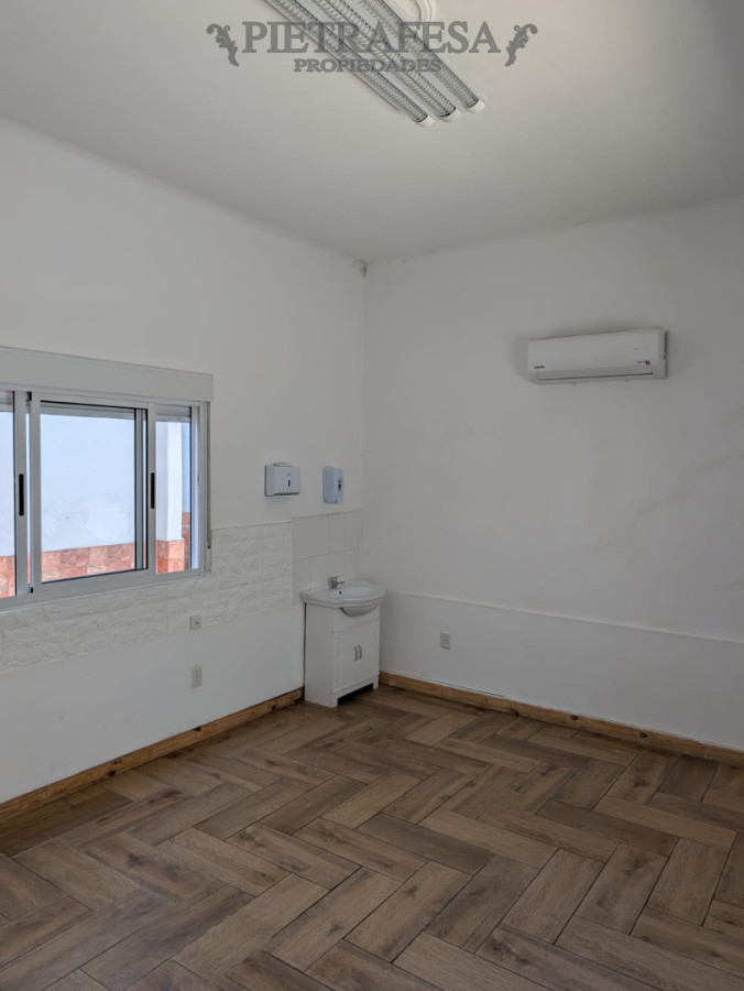 Gran casa en alquiler, 4 dormitorios, 2 baños, patio con parrillero, cochera. La Blanqueada. · Foto 12