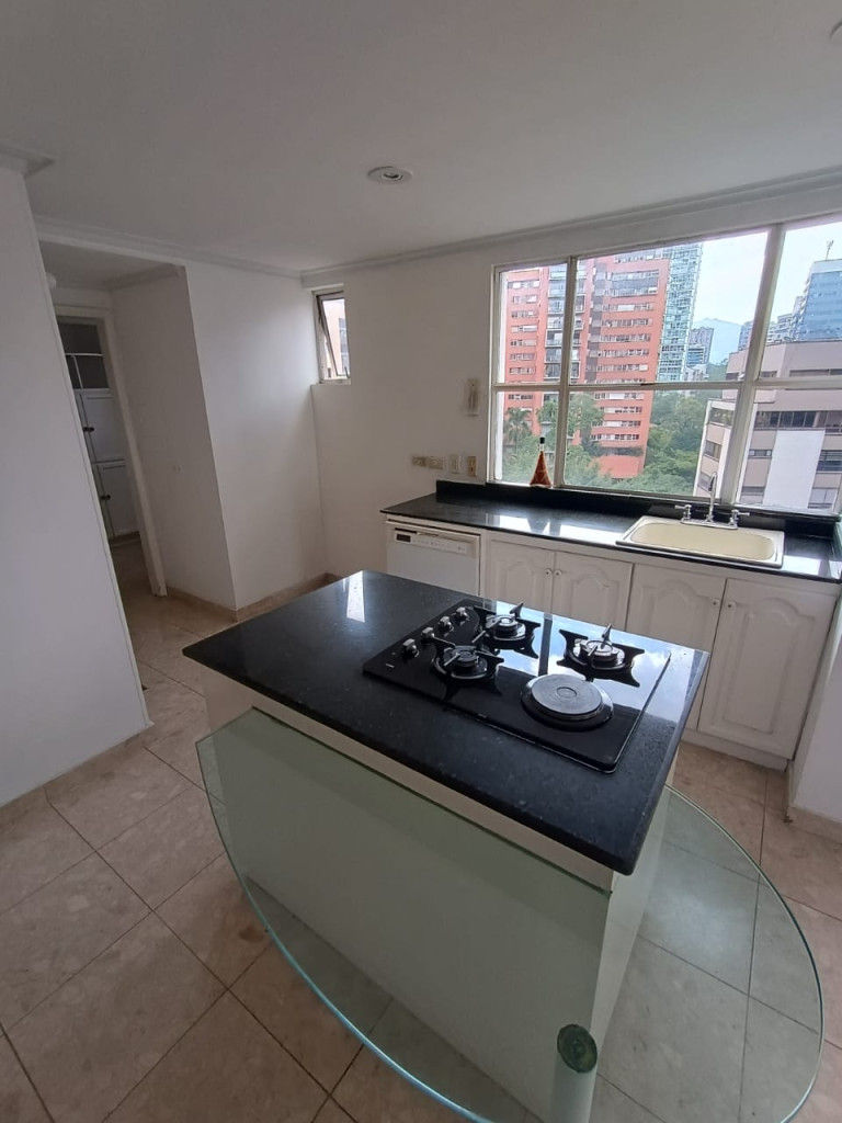 Apartamento en venta en El Poblado, Medellín · foto 2 de 17
