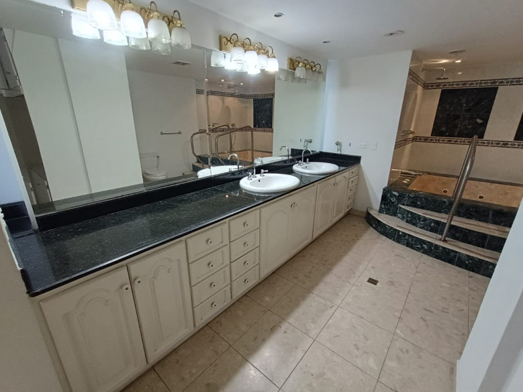 Apartamento en venta en El Poblado, Medellín · foto 6 de 17