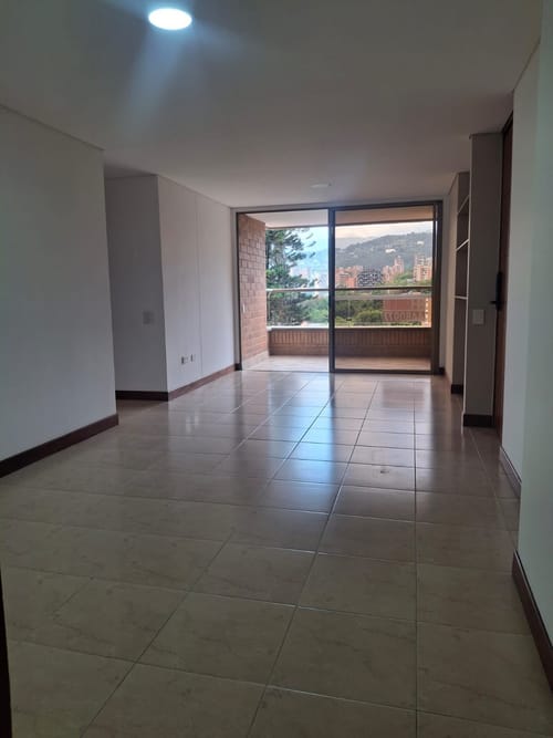 Apartamento de 3 alcobas en arriendo en Los Balsos, Medellín, 110 m² · foto 2 de 15