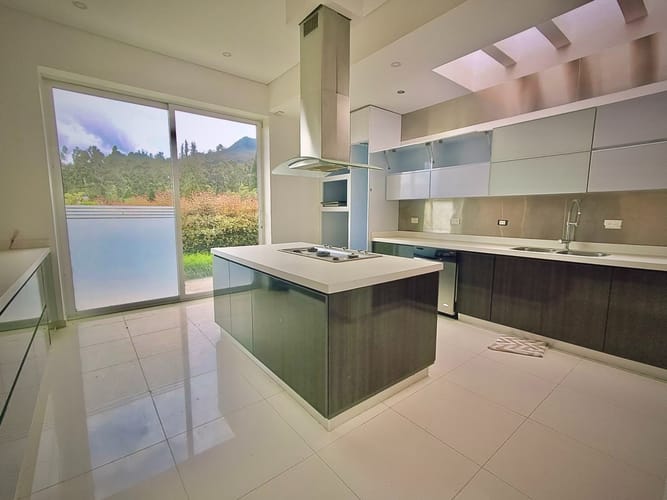 Casa de 6 alcobas en venta en Gratamira, Sopó, 390 m² · foto 2 de 24