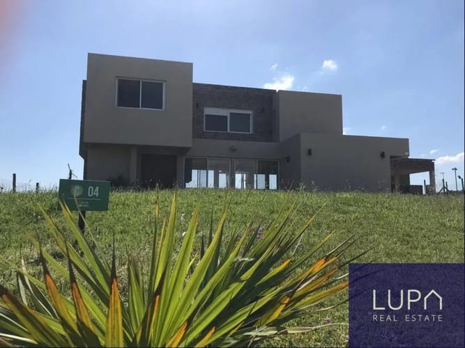 Casa en alquiler de 4 dormitorios c/ cochera en Barrio Colinas De Carrasco · Foto 2