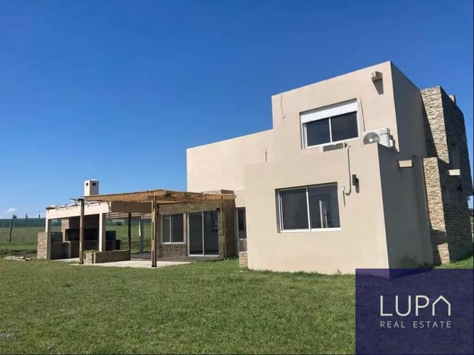 Casa en alquiler de 4 dormitorios c/ cochera en Barrio Colinas De Carrasco · Foto 3