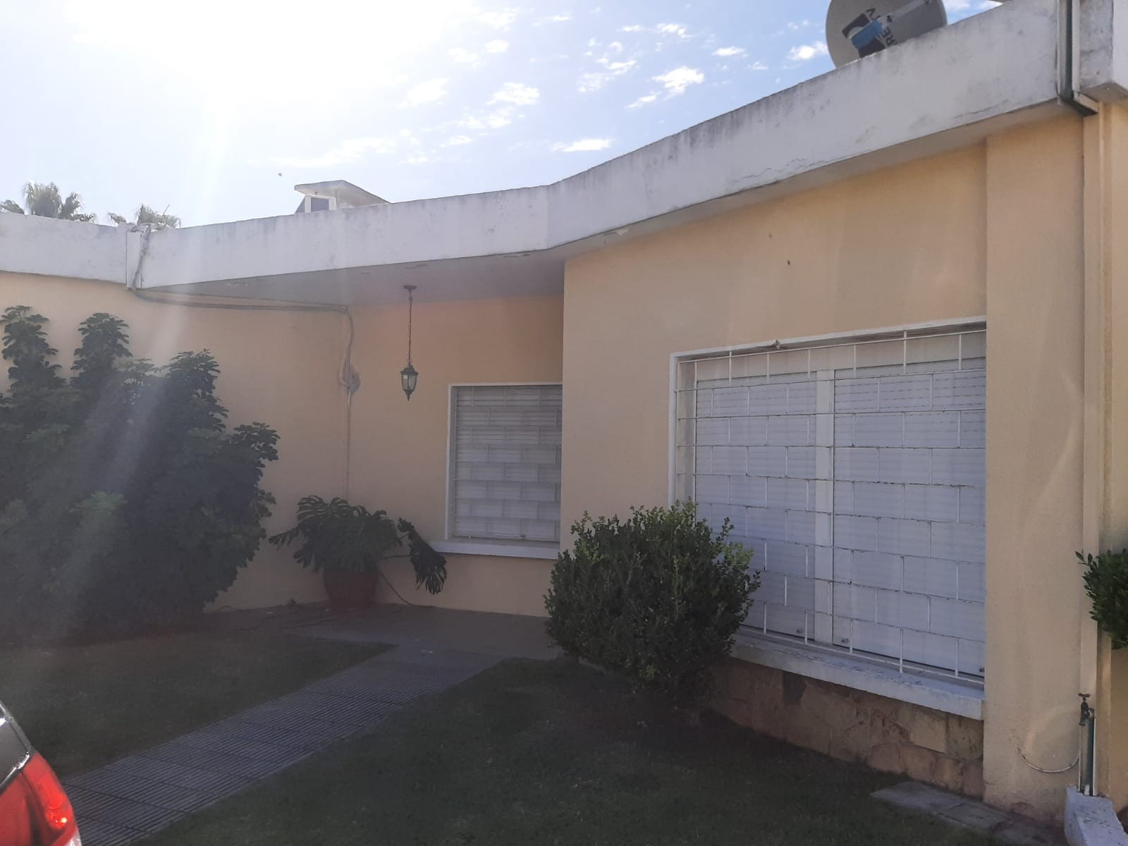 Alquiler Casa 2 Dormitorios en Carrasco con Jardín, Patio, Parrillero y Estacionamiento · Foto 4