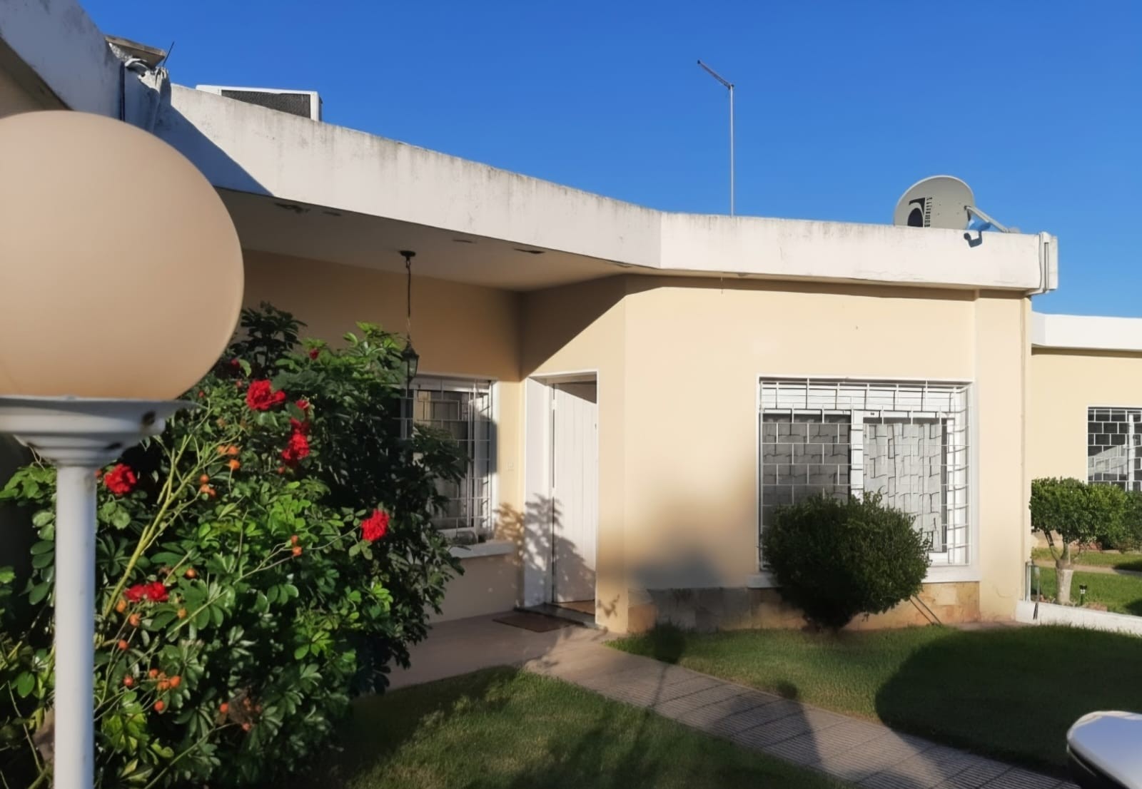 Alquiler Casa 2 Dormitorios en Carrasco con Jardín, Patio, Parrillero y Estacionamiento · Foto 2