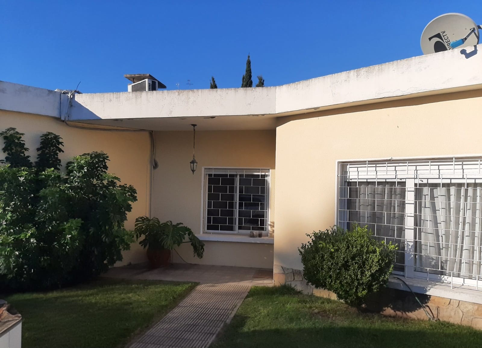 Alquiler Casa 2 Dormitorios en Carrasco con Jardín, Patio, Parrillero y Estacionamiento · Foto 5