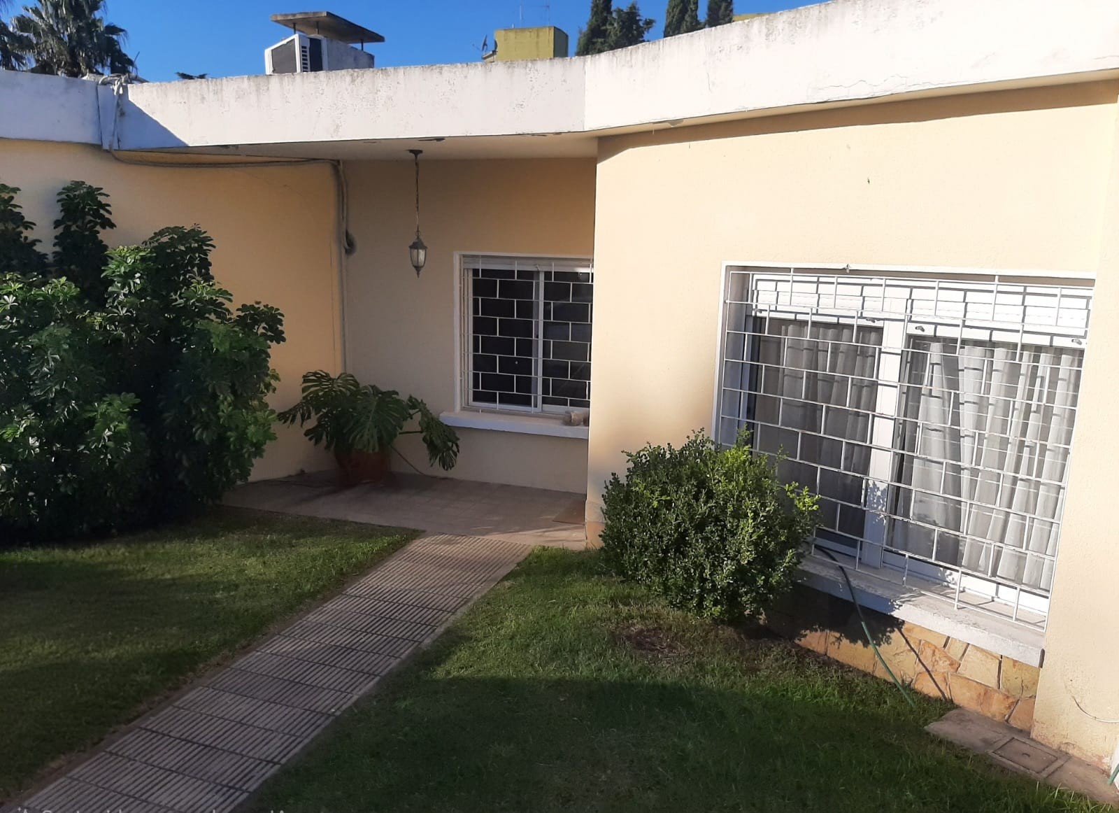 Alquiler Casa 2 Dormitorios en Carrasco con Jardín, Patio, Parrillero y Estacionamiento · Foto 3