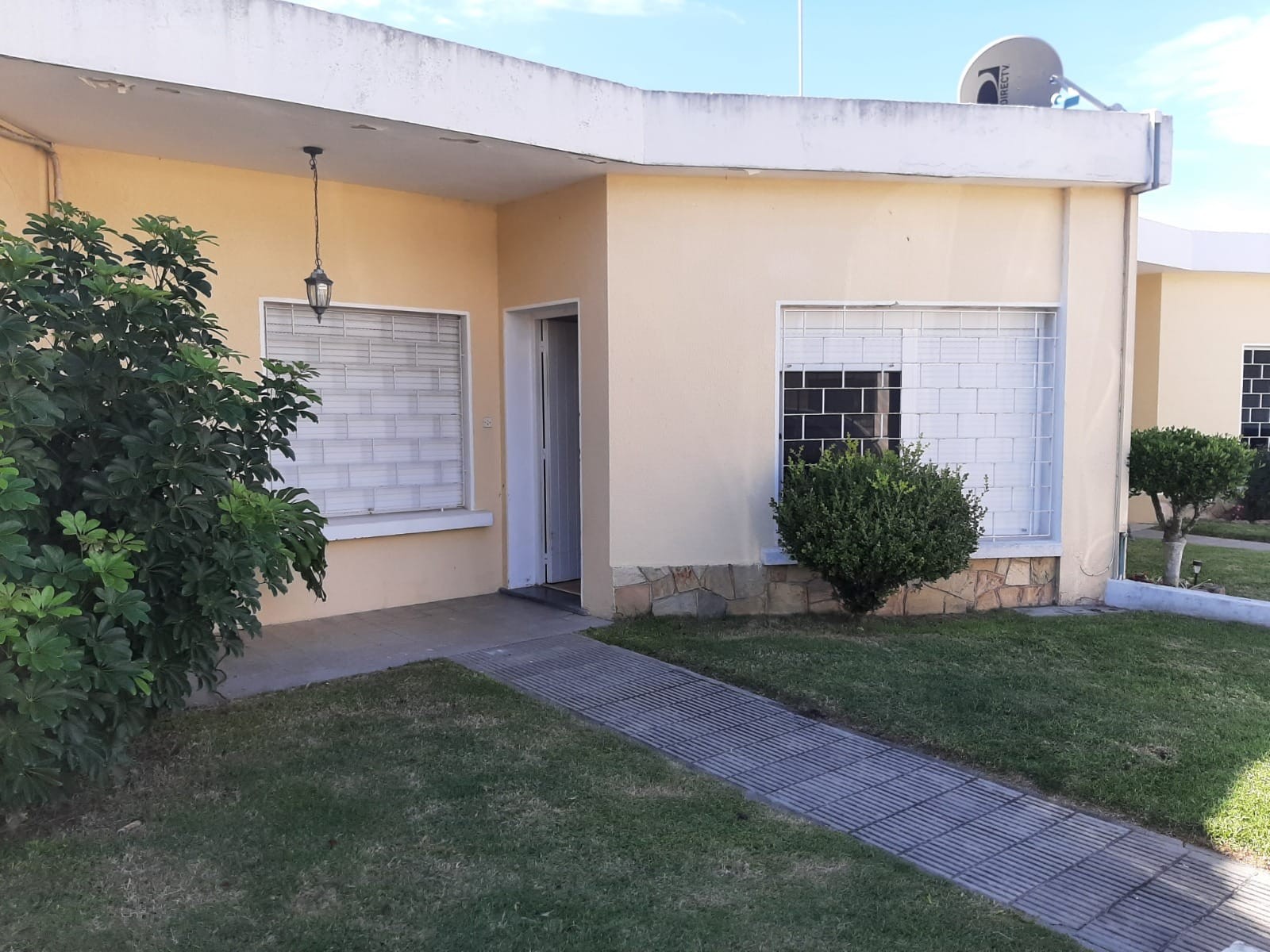Alquiler Casa 2 Dormitorios en Carrasco con Jardín, Patio, Parrillero y Estacionamiento
