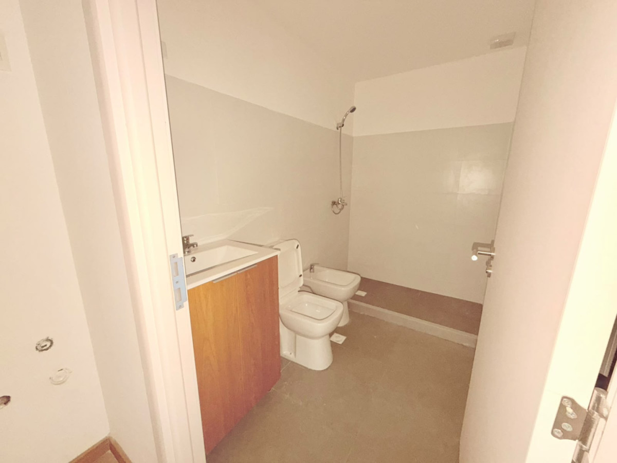 Alquiler 1 dormitorio a estrenar PB con entrada propia - Tres Cruces · Foto 11