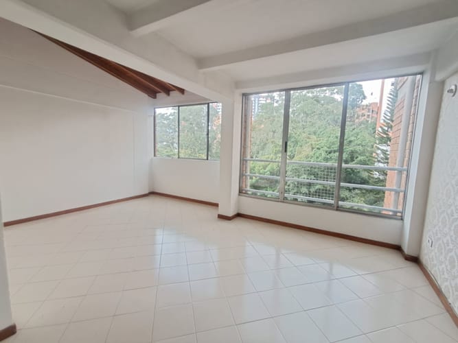 Apartamento de 4 alcobas en venta en Loma De Los Bernal, Medellín, 92 m² · foto 2 de 24
