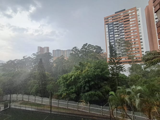 Apartamento de 4 alcobas en venta en Loma De Los Bernal, Medellín, 92 m² · foto 15 de 24