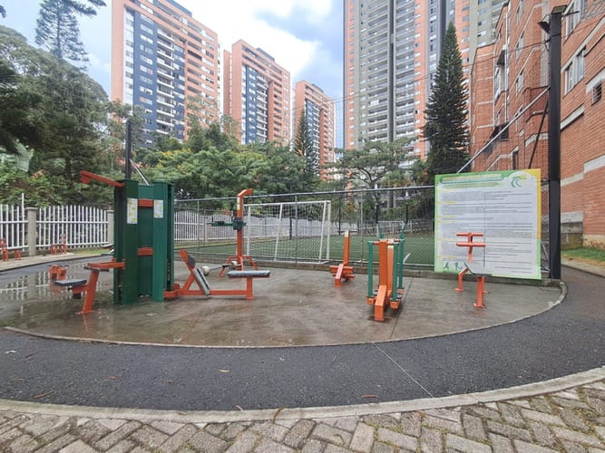 Apartamento de 4 alcobas en venta en Loma De Los Bernal, Medellín, 92 m² · foto 18 de 24