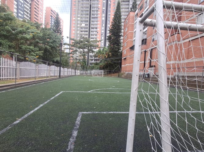 Apartamento de 4 alcobas en venta en Loma De Los Bernal, Medellín, 92 m² · foto 19 de 24
