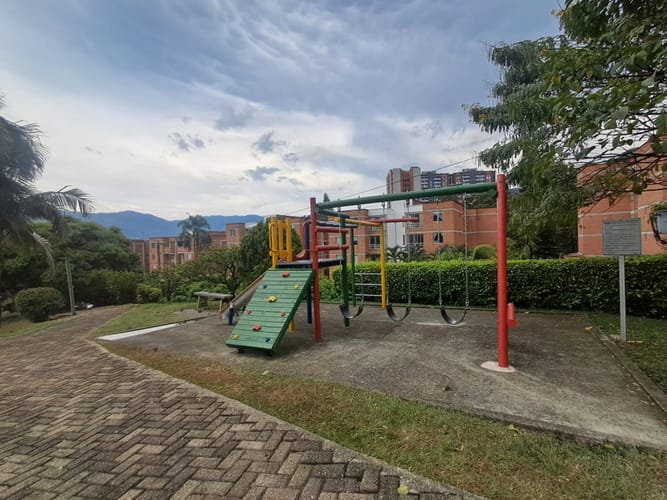 Apartamento de 4 alcobas en venta en Loma De Los Bernal, Medellín, 92 m² · foto 23 de 24