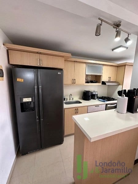Apartamento de 3 alcobas en arriendo en Loma De Los Bernal, Medellín, 76 m² · foto 2 de 17