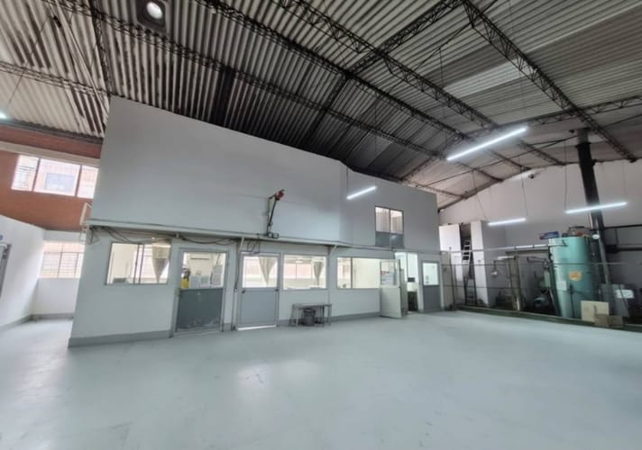 Bodega en venta en Samaria No 1, Itagüí, 1581 m² · foto 2 de 17