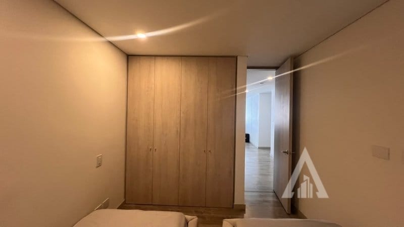 Apartamento de 3 alcobas en venta en Loma De Las Brujas, Medellín, 139 m² · foto 2 de 14