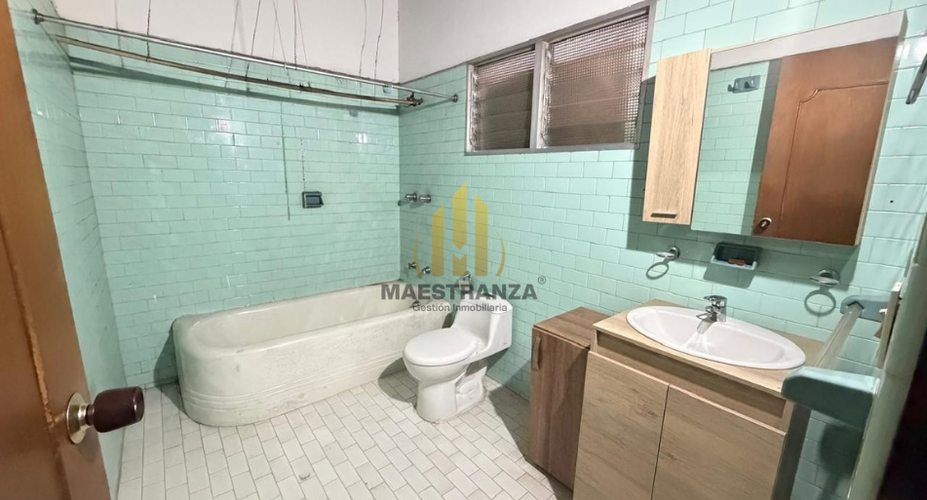 Casa de 4 alcobas en arriendo en El Nogal-Los Almendros, Medellín, 370 m² · foto 13 de 24
