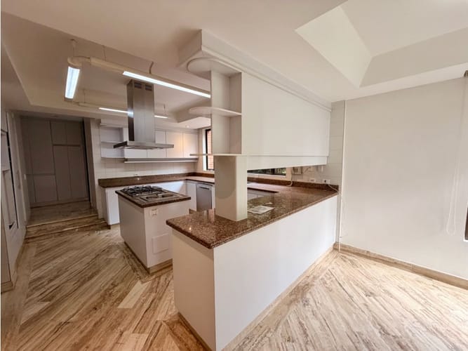 Apartamento de 3 alcobas en arriendo en El Refugio, Bogotá, 405 m² · foto 6 de 24
