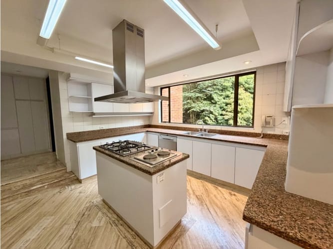 Apartamento de 3 alcobas en arriendo en El Refugio, Bogotá, 405 m² · foto 7 de 24