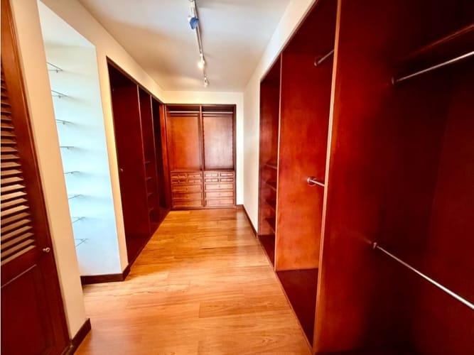 Apartamento de 3 alcobas en arriendo en El Refugio, Bogotá, 405 m² · foto 17 de 24