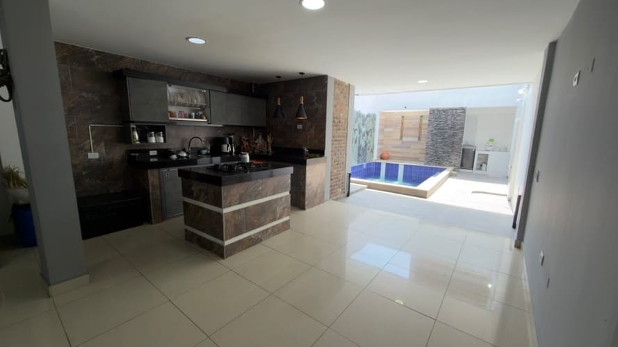 Casa de 5 alcobas en venta en Chaparral, Los Patios, 341 m² · foto 2 de 24