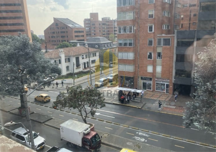 Apartamento de 3 alcobas en venta en Quinta Camacho, Bogotá, 195 m² · foto 2 de 21