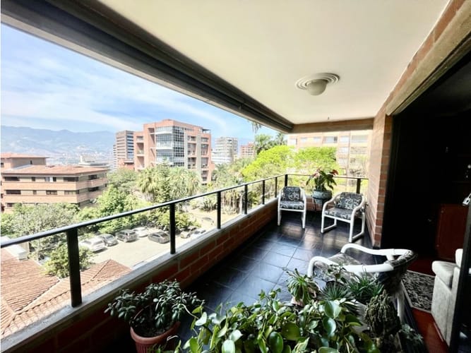 Apartamento de 3 alcobas en venta en Lalinde, Medellín, 226 m² · foto 2 de 19