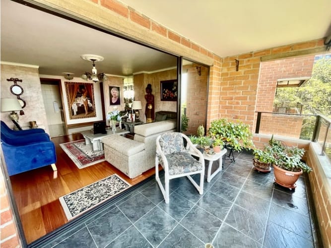 Apartamento de 3 alcobas en venta en Lalinde, Medellín, 226 m² · foto 3 de 19