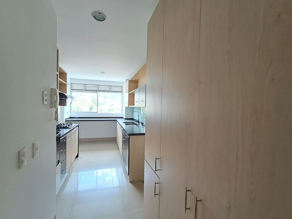 Apartamento en venta en El Poblado, Medellín · foto 2 de 24