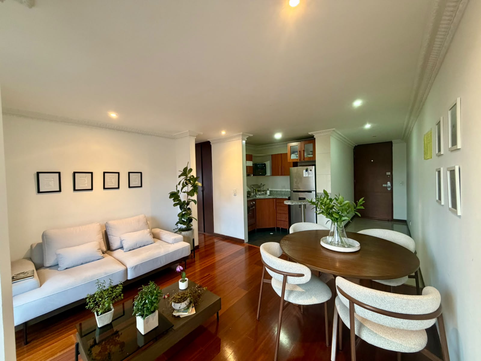 Apartamento en arriendo en Santa Barbara, Bogotá · foto 3 de 9