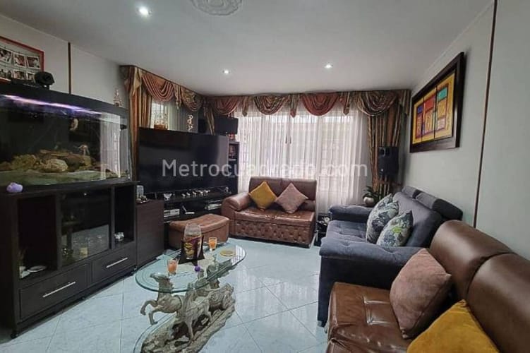 Casa de 5 alcobas en venta en Bavaria, Bogotá, 240 m² · foto 4 de 16