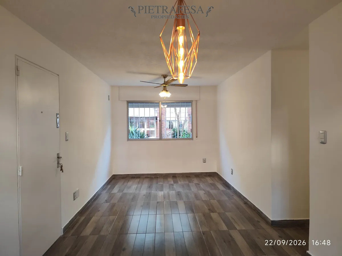 Apartamento en alquiler, 3 dormitorios, 1 baño, terraza. Puerto Buceo.