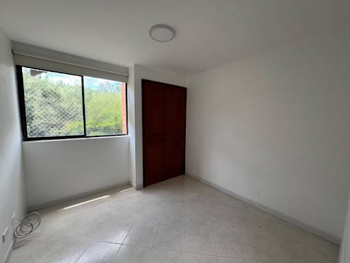 Apartamento de 2 alcobas en arriendo en Loma Del Campestre, Medellín, 87 m² · foto 3 de 14